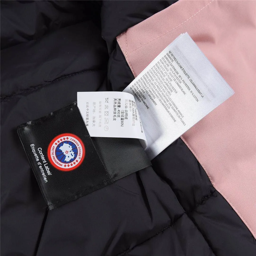 P780 with dust bag) Canada Goose Canada Goose #Expedition expedition parka classic down jacket ➖ Imported 21-count polyester-cotton blended original fabric [last year’s 16-count/18-count hard fabrics have been completely eliminated, this year all use 21-count genuine synchronized fabrics, the soft mid-band feels delicate and textured], genuine synchronized Feather-Light 10D waterproof coated fabric, made of 84.5% polyester fiber and 15.5% cotton, 100% the best feel in the entire network! ➖ The genuine official website is synchronized with the national standard 80 white duck down, you can check the official website customer service, there will never be a series of misleading claims such as 90 down or goose down! ➖ Using the best nylon lining with double double-layer sealing design, velvet-proof No. 7 needle + grid-filled down ready-made garments, there is 100% no so-called velvet running! ➖ The cuffs are designed with thickened seamless threads, and the collar and pockets are lined with top-quality polar fleece to keep you warm and comfortable! ➖ Yoshida YKK provides original custom-made electroplated sliders. YKK two-way lockable zippers are tight and smooth and will not peel off paint! ➖ 3M composite guarantees that the Velcro is the same as the original, durable, and all accessories and hardware are custom-made! ➖ Imported BEHRINGER embroidery machine to customize the 10,000-needle embroidery logo, 98% of which can be reproduced to restore the original logo. You can check and compare on the official website! ➖ The fur collars are all made of large pieces of Western Canadian blue wolf hide, ensuring that each fur collar is 13-15cm wide! 08 models for men and women SIZE: XS S M L XL XXL